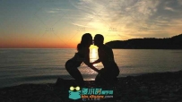夕阳下一对情侣跪在海边亲吻高清实拍视频