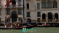 威尼斯小镇游客坐小船游览侧面视频素材