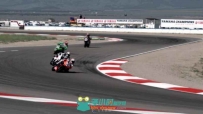 4辆摩托车同赛道竞技视频素材