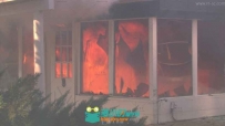 火吞噬了客厅并摧毁着周围一切高清火灾视频素材