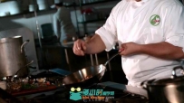 厨师炒菜放调料实拍视频素材