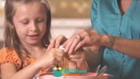 可爱小女孩学习打蛋高清实拍视频素材