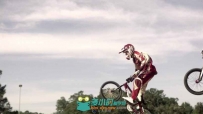 自行车手快速侧面飞过视频素材