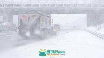 高速公路铲雪车能见度超低高清实拍视频素材