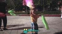 小朋友在广场上舞扇跳舞高清实拍视频素材